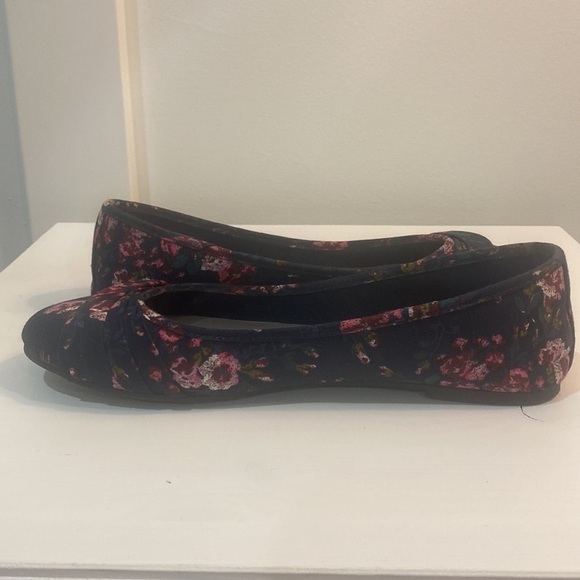 EUC American Eagle Floral Flats - Picture 2 of 6